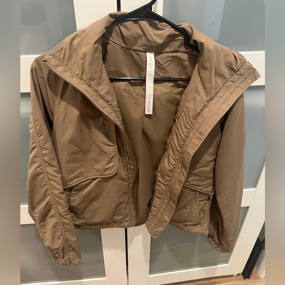 Lululemon “always effortless” jacket size 2. In the Color olive